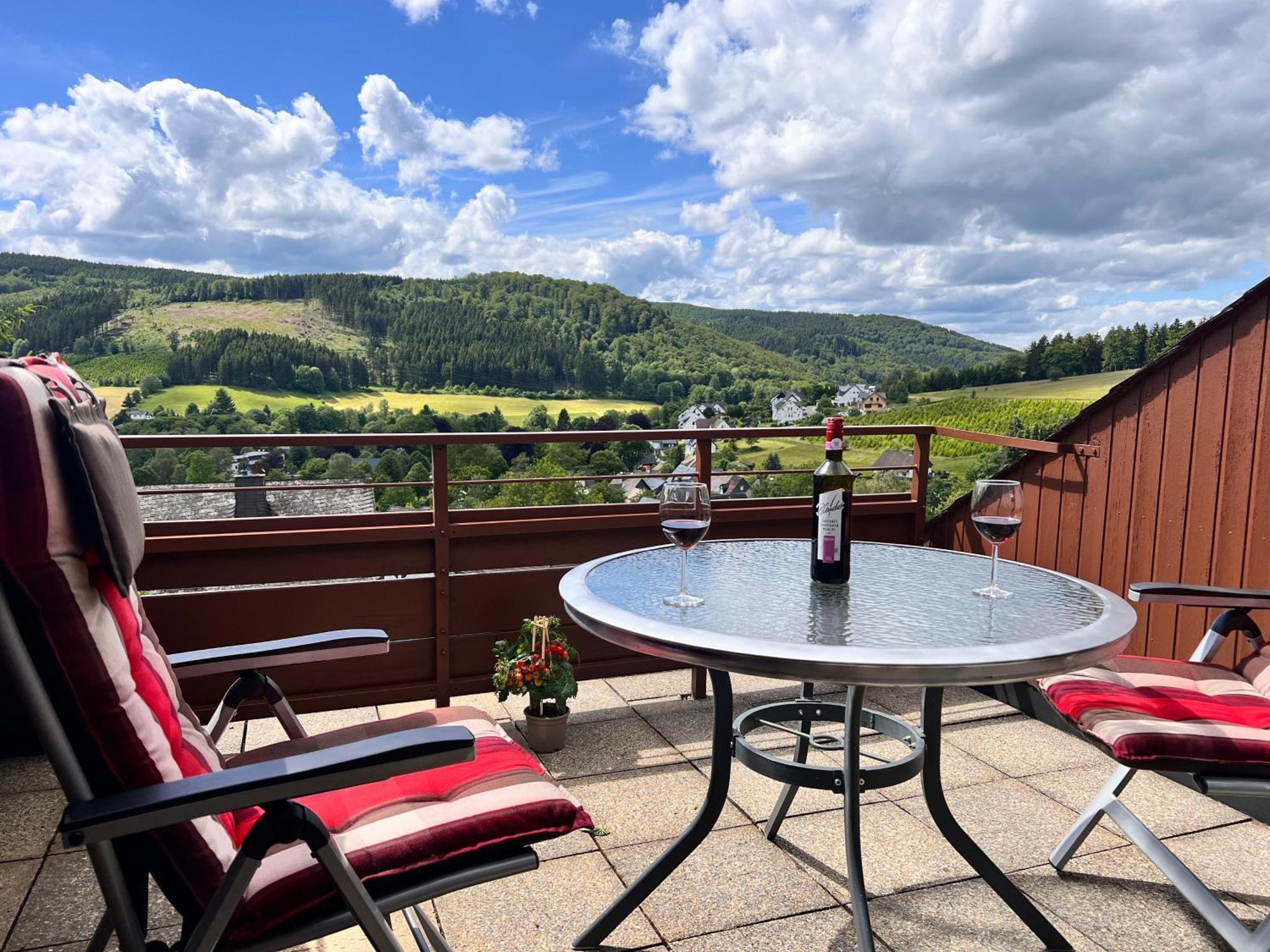 Gemuetliche 3-Zimmer-Wohnung Mit Panoramablick Und Kostenlosem Ueberdachten Parkplatz Winterberg Buitenkant foto