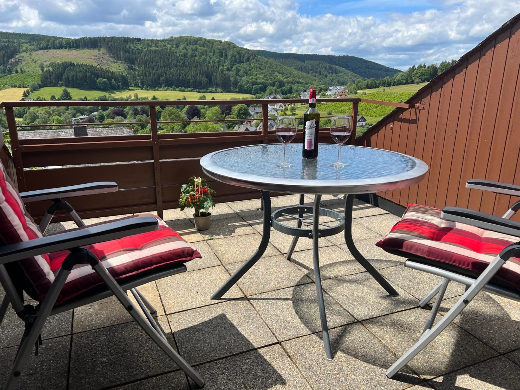 Gemuetliche 3-Zimmer-Wohnung Mit Panoramablick Und Kostenlosem Ueberdachten Parkplatz Winterberg Buitenkant foto